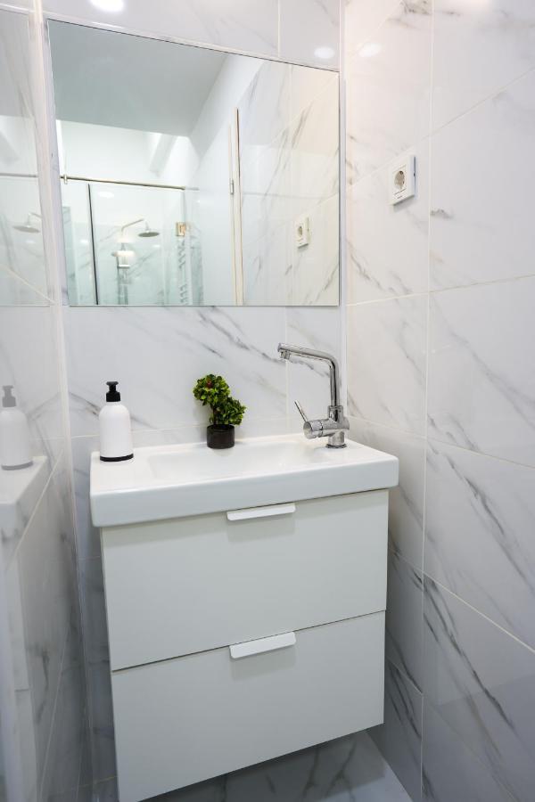 Minimalist Design Apartament In Magheru Bucureşti Ngoại thất bức ảnh